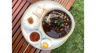 Rawon Bunda: Pekatnya Rasa dan Rindu Jadi Satu
