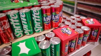Pengunjung memilih produk minuman berpemanis di salah satu Pusat Perbelanjaan di Jakarta, Rabu (18/6/2025). [Suara.com/Alfian Winanto]