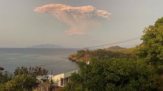 Erupsi Gunung Lewotobi Laki-laki teramati dari Tanjung Kajuwula, Kabupaten Sikka, Nusa Tenggara Timur, Selasa (17/6/2025). [ANTARA FOTO/Arnoldine Shanon/sgd/foc]