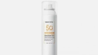 7 Rekomendasi Sunscreen Spray Murah untuk Dipakai Sehari-hari, Harga Terjangkau!