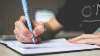 Realita Profesi Penulis: Dunia Tulisan Tak Semanis Kata-katanya