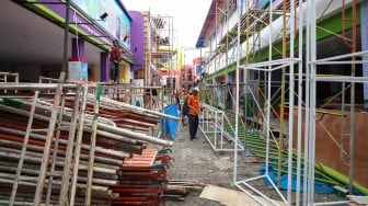 Pekerja menyelesaikan pembuatan gerai yang akan berpartisipasi dalam Jakarta Fair 2025 di JIExpo, Kemayoran, Jakarta, Rabu (18/6/2025). [Suara.com/Alfian Winanto]