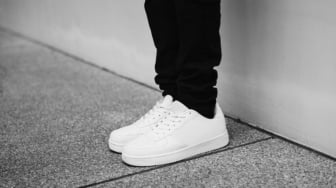 18 Rekomendasi Sepatu Sneaker Putih Merk Lokal Mulai Rp 150 Ribuan
