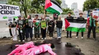 Sejumlah Aktivis menggelar aksi bela Palestina di depan Kedutaan Besar Amerika Serikat, Jakarta, Kamis (19/6/2025). [Suara.com/Alfian Winanto]