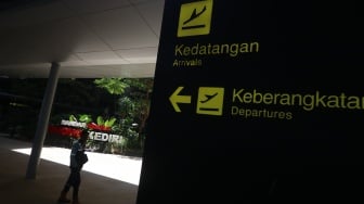 Seorang petugas berjalan di Bandara Dhoho Kediri, Kabupaten Kediri, Jawa Timur, Rabu (18/6/2025). [ANTARA FOTO/Prasetia Fauzani/tom]