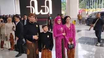 Senyum Semringah Ahmad Dhani dan Al Ghazali Jelang Prosesi Ngunduh Mantu