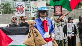 Sejumlah Aktivis menggelar aksi bela Palestina di depan Kedutaan Besar Amerika Serikat, Jakarta, Kamis (19/6/2025). [Suara.com/Alfian Winanto]