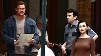 Momen Joe Biden Lewat Saat Agnez Mo Syuting Reacher Season 4 di Philadelphia Bikin Heboh