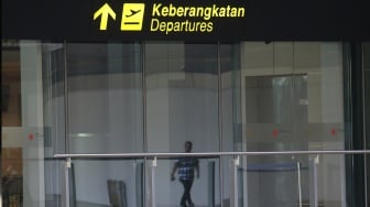 Seorang petugas berjalan menuju gerbang keberangkatan di Bandara Dhoho Kediri, Kabupaten Kediri, Jawa Timur, Rabu (18/6/2025). [ANTARA FOTO/Prasetia Fauzani/tom]