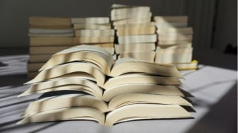 Menyusuri Jejak Rekaman Sejarah dalam Balutan Fiksi di Karya Sastra
