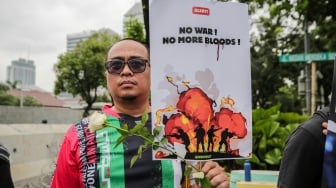 Sejumlah Aktivis menggelar aksi bela Palestina di depan Kedutaan Besar Amerika Serikat, Jakarta, Kamis (19/6/2025). [Suara.com/Alfian Winanto]