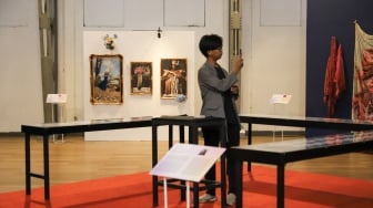 Pengunjung melihat karya seni dalam Pameran Jakarta Provoke 2025 di Gedung Pos Bloc, Jakarta, Kamis (19/6/2025). [Suara.com/Alfian Winanto]
