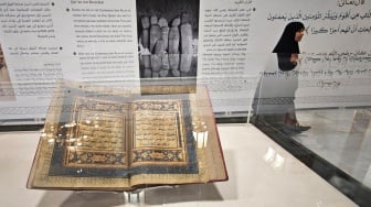 Pengunjung berjalan di area pameran sejarah mushaf Al Quran di Masjidil Haram di Makkah, Arab Saudi, Minggu (15/6/2025). [ANTARA FOTO/Andika Wahyu/tom]
