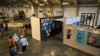 Pengunjung melihat karya seni dalam Pameran Jakarta Provoke 2025 di Gedung Pos Bloc, Jakarta, Kamis (19/6/2025). [Suara.com/Alfian Winanto]
