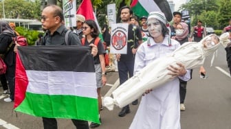 Sejumlah Aktivis menggelar aksi bela Palestina di depan Kedutaan Besar Amerika Serikat, Jakarta, Kamis (19/6/2025). [Suara.com/Alfian Winanto]