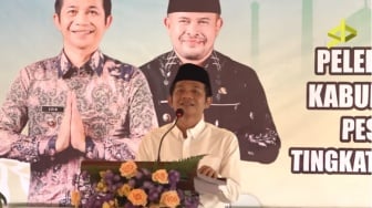 Bupati Purwakarta Saepul Bahri Binzein Dicium Emak-emak Saat Blusukan