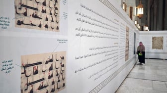 Pengunjung mengamati instalasi informasi pameran sejarah mushaf Al Quran di area perluasan ketiga Masjidil Haram di Makkah, Arab Saudi, Minggu (15/6/2025). [ANTARA FOTO/Andika Wahyu/tom]