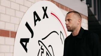 Cerita Pelatih Baru Ajax Amsterdam Belajar Bahasa Indonesia