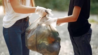 Inovasi Baru Jaga Bumi: Sekarang Bisa Tukar Sampah Plastik Jadi Internet!