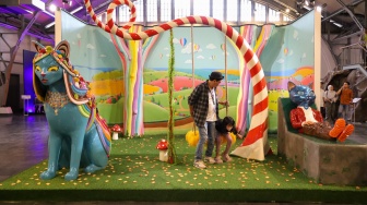 Pengunjung melihat karya seni dalam Pameran Jakarta Provoke 2025 di Gedung Pos Bloc, Jakarta, Kamis (19/6/2025). [Suara.com/Alfian Winanto]
