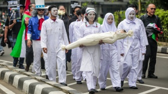 Sejumlah Aktivis menggelar aksi bela Palestina di depan Kedutaan Besar Amerika Serikat, Jakarta, Kamis (19/6/2025). [Suara.com/Alfian Winanto]