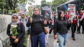 Sejumlah Aktivis menggelar aksi bela Palestina di depan Kedutaan Besar Amerika Serikat, Jakarta, Kamis (19/6/2025). [Suara.com/Alfian Winanto]