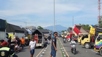 Ratusan Sopir Truk Demo hingga Tutup Jalan di Karanganyar, Ini Penyebabnya