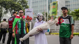 Sejumlah Aktivis menggelar aksi bela Palestina di depan Kedutaan Besar Amerika Serikat, Jakarta, Kamis (19/6/2025). [Suara.com/Alfian Winanto]