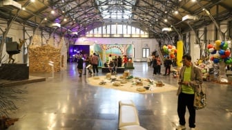 Pengunjung melihat karya seni dalam Pameran Jakarta Provoke 2025 di Gedung Pos Bloc, Jakarta, Kamis (19/6/2025). [Suara.com/Alfian Winanto]
