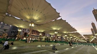 Umat Islam berdoa usai menunaikan Shalat Subuh di Masjid Nabawi, Madinah, Arab Saudi, Selasa (17/6/2025). [ANTARA FOTO/Andika Wahyu/foc]