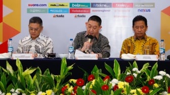 dari kiri ke kanan: Jajaran Direksi PT Arkadia Digital Media Tbk, Komisaris Iwa Sukresno Karunia, Komisaris Utama Stephen Kurniawan, Direktur Utama Suwarjono saat Rapat Umum Pemegang Saham (RUPS) di Aryaduta Hotel, Jakarta, Jumat (20/6/2025). [Suara.com/Alfian Winanto]
