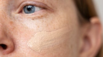 4 Rekomendasi Tinted Sunscreen Mencegah Melasma,  Kulit Mulus Tanpa Flek Hitam