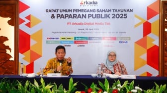 Jajaran Direksi PT Arkadia Digital Media Tbk, Direktur Utama Suwarjono (kiri) dan Direktur Popi Puspitasari memberikan pemaparan saat Public Expose di Aryaduta Hotel, Jakarta, Jumat (20/6/2025). [Suara.com/Alfian Winanto]