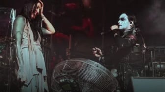 Muka Rambo Hati Rinto, Vokalis Cradle Of Filth Lamar Pacar di Atas Panggung