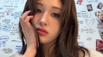Simpel tapi Standout! 4 Ide Outfit ala Jeon Somi yang Pas Buat Jalan-Jalan