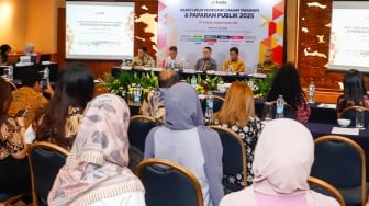 dari kiri ke kanan: Jajaran Direksi PT Arkadia Digital Media Tbk, Komisaris Independen Ariyo Ali Suprapto, Komisaris Iwa Sukresno Karunia, Komisaris Utama Stephen Kurniawan, Direktur Utama Suwarjono dan Direktur Fastabiqul Khair Algatot saat menggelar Rapat Umum Pemegang Saham (RUPS) di Aryaduta Hotel, Jakarta, Jumat (20/6/2025). [Suara.com/Alfian Winanto]
