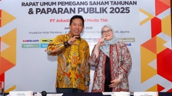 Jajaran Direksi PT Arkadia Digital Media Tbk, Direktur Utama Suwarjono (kiri) dan Direktur Popi Puspitasari foto bersama usai Public Expose di Aryaduta Hotel, Jakarta, Jumat (20/6/2025). [Suara.com/Alfian Winanto]