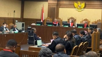 Teman Kuliah Hasto Didatangkan Sebagai Saksi Meringankan dalam Persidangan di Tipikor