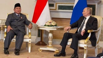Presiden Prabowo Subianto (kiri) berbincang dengan Presiden Rusia Vladimir Putin (kanan) dalam kunjungan resmi di Istana Konstantine Novsky, St. Petersburg, Rusia, Kamis (19/6/2025). [ANTARA FOTO/Genta Tenri Mawangi/app/nz]