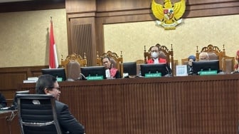 Teman Kuliah Sebut Hasto Punya Nomor Ponsel Luar Negeri, Cecep Beri Pengakuan Begini di Sidang