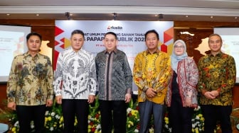 dari kiri ke kanan: Jajaran Direksi PT Arkadia Digital Media Tbk, Komisaris Independen Ariyo Ali Suprapto, Komisaris Iwa Sukresno Karunia, Komisaris Utama Stephen Kurniawan, Direktur Utama Suwarjono, Direktur Popi Puspitasari dan Direktur periode 2023-2025 Fastabiqul Khair Algatot foto bersama usai Rapat Umum Pemegang Saham (RUPS) di Aryaduta Hotel, Jakarta, Jumat (20/6/2025). [Suara.com/Alfian Winanto]
