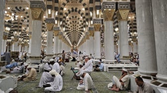 Umat Islam bertadarus usai menunaikan Shalat Subuh di Masjid Nabawi, Madinah, Arab Saudi, Selasa (17/6/2025). [ANTARA FOTO/Andika Wahyu/foc]