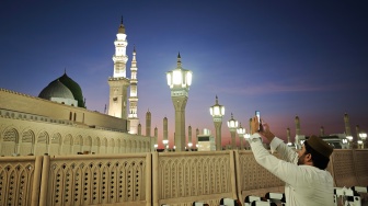 Pengunjung memotret Masjid Nabawi di Madinah, Arab Saudi, Selasa (17/6/2025). [ANTARA FOTO/Andika Wahyu/foc] 