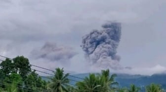 Siaga! Dua Gunung Api di Timur Indonesia Erupsi Bersamaan