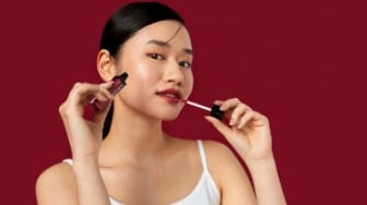 5 Rekomendasi Lipstick Make Over yang Tidak Membuat Bibir Kering, Harga Murah