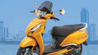 TVS Indonesia Edukasi Keselamatan Jalan Raya dengan Bagikan Ratusan Helm Anak
