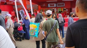 Ramai Pengunjung Gendong Tas Snack Jumbo di Gelaran Jakarta Fair 2025