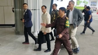 Ada Obat-obatan, Kuasa Hukum Beberkan Isi Tas Hitam yang Dibawa Nadiem saat Diperiksa Kejagung
