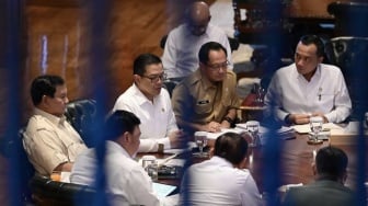 Seskab Teddy Bocorkan Isi Pertemuan Prabowo dengan Para Menteri di Hambalang: Bahas Kondisi Global