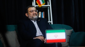 Duta Besar Iran untuk Indonesia, Mohammad Boroujerdi saat melakukan sesi wawancara dengan Redaksi Suara.com di Jakarta, Senin (23/6/2025). [Suara.com/Alfian Winanto]